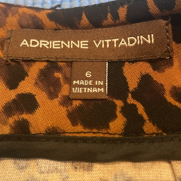 Adrienne Vittadini leopard print pencil skirt with back kick pleat. Size 6 - Picture 2 of 4